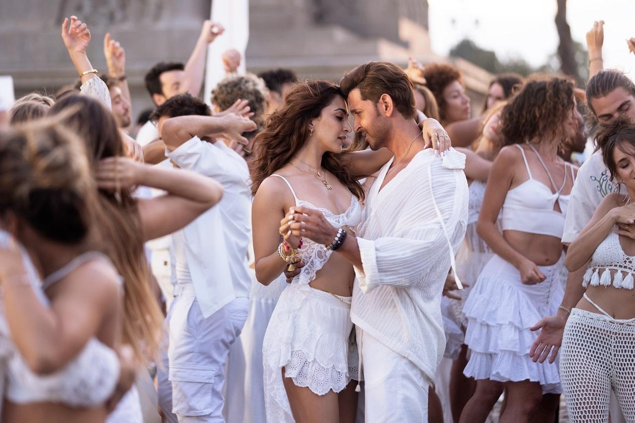 The Aavan Jaavan song from the film had sent internet into frenzy. Apart from Kiara’s crackling chemistry with Hrithik, what stole the show was her white bikini which she paired with a skirt and accentuated with dainty jewellery. With open tresses, she looked like a vision to behold.